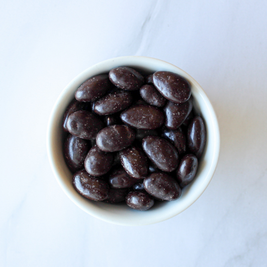 Almendra cubierta de chocolate endulzada con fruto del monje