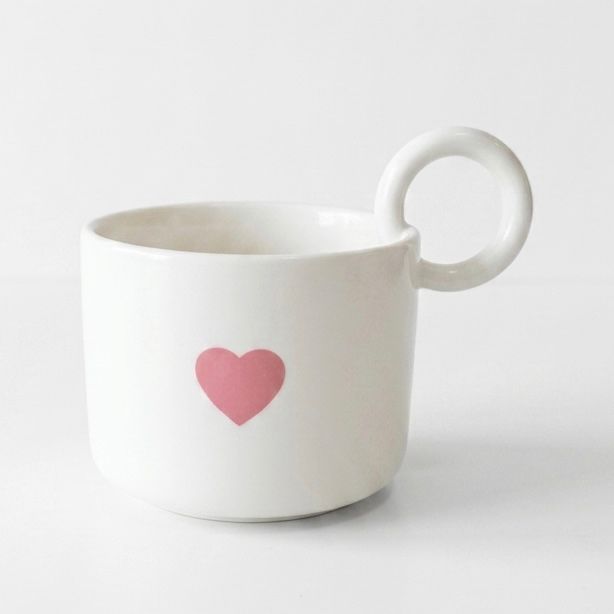 Taza de Cerámica Chunky Heart – Diseño Minimalista con Asa Circular